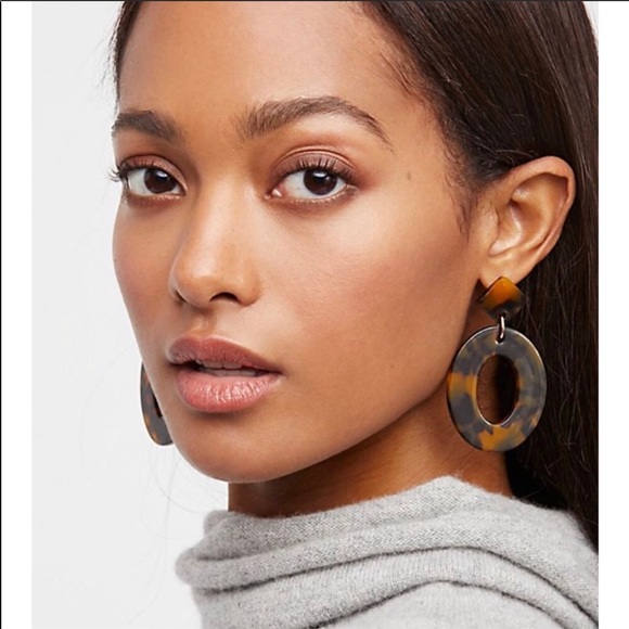One Kiss Jewelry - Oval pendant drop statement earrings acrylic